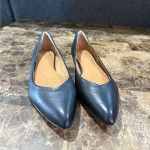 Coral Como. Black Leather Julia Comfort Insole Flat. Size 6.5.